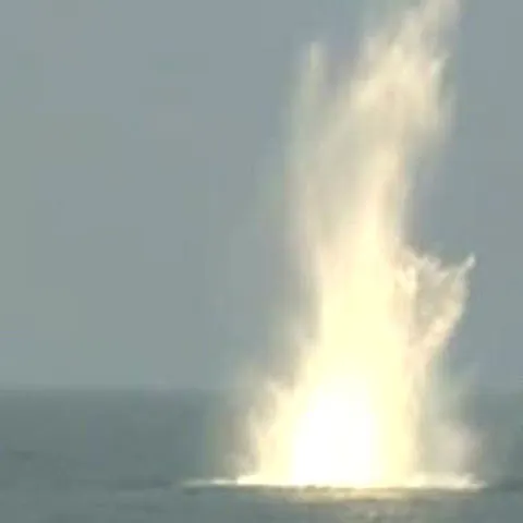 O mină marină descoperită pe fundul Mării Negre a fost detonată în larg