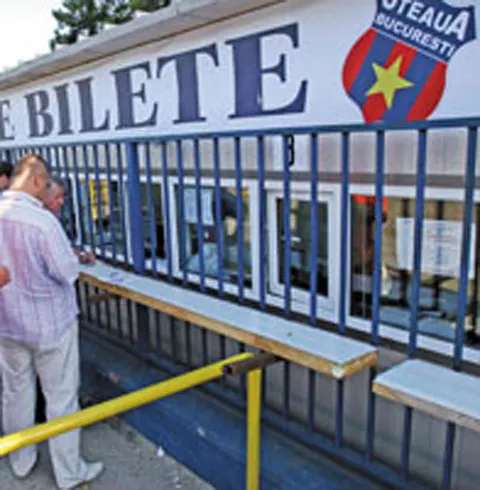 Derby-ul Steaua - Dinamo a umplut buzunarele speculanţilor. Biletele au costat de şase ori mai mult pe piaţa neagră!