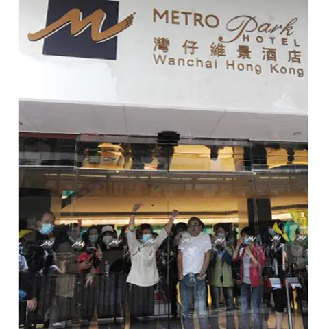 Vin, distracţie şi poveşti de amor în ultima noapte de carantină de la hotelul din Hong Kong