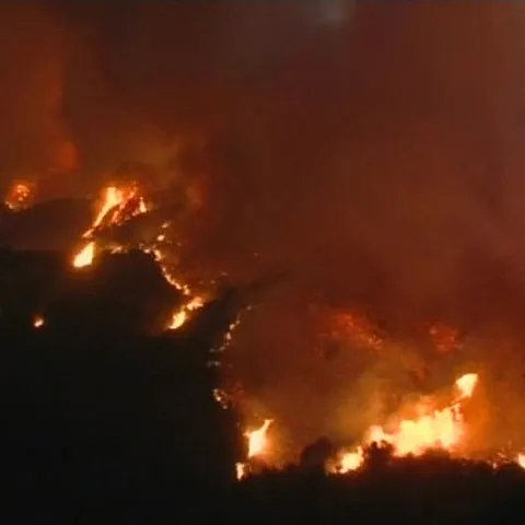 Zeci de case au fost distruse în incendiile din California şi alte câteva mii au fost ameninţate