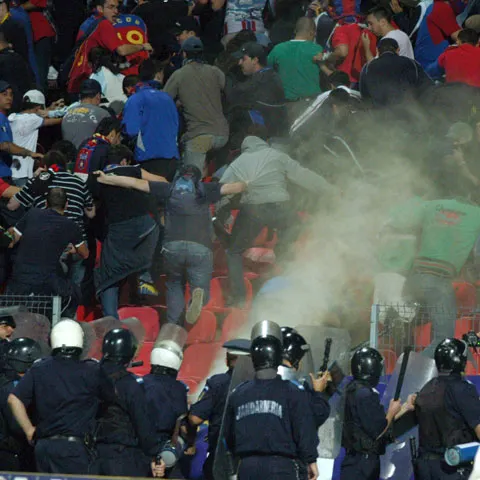 Incidente între fanii stelişti şi forţele de ordine înainte de derby