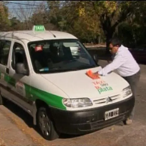 Un taximetrist din Argentina a returnat proprietarilor o borsetă cu 35.000 de dolari