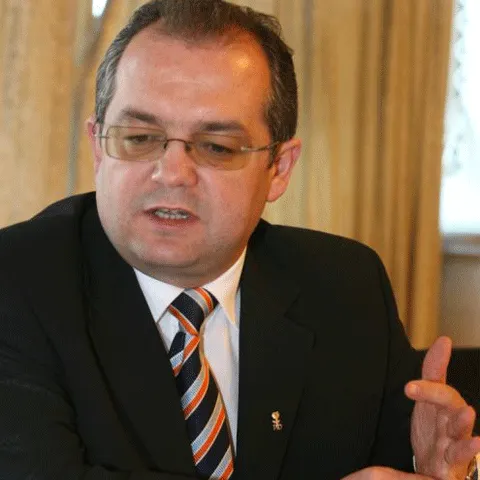 Emil Boc: Guvernul a trecut printr-un moment în care nu a fost departe de a nu putea plăti salariile şi pensiile