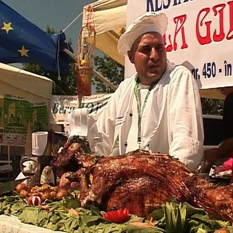 Zeci de bucătari din 13 ţări au gătit, în Parcul Izvor, mâncăruri pe plită, la grătar şi la ceaun