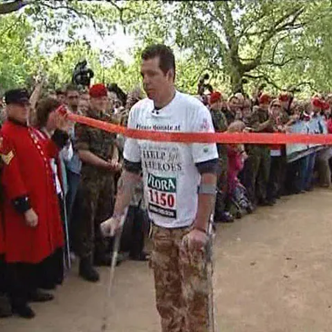 Un invalid de război din Marea Britanie a terminat maratonul Londrei după 14 zile 