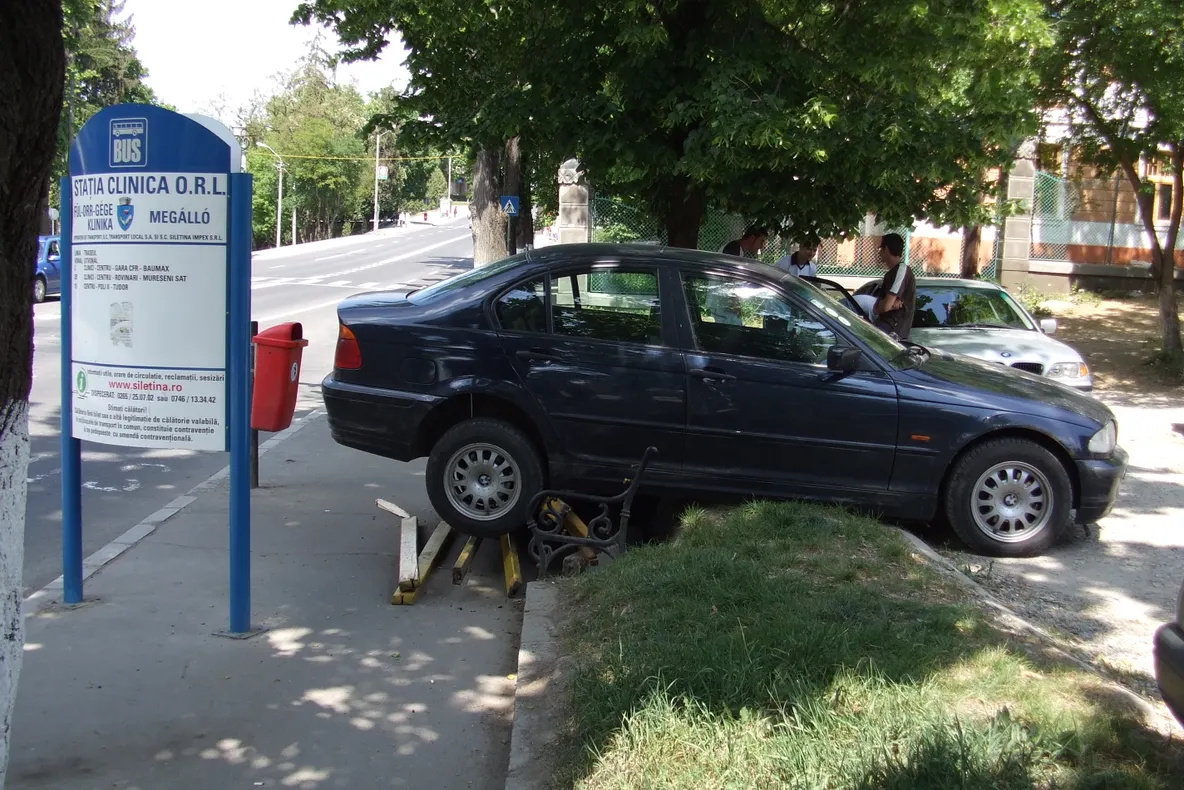 Accident în Tg. Mureş, o maşină a lovit două persoane care aşteptau autobuzul
