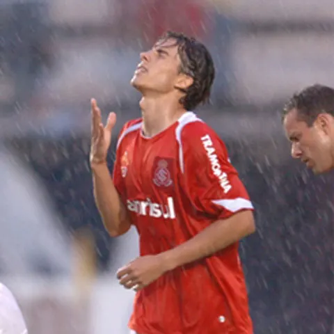 Cel mai tare gol al anului! Vezi reuşita senzaţională a lui Nilmar(Internacional) din partida cu Corinthians!