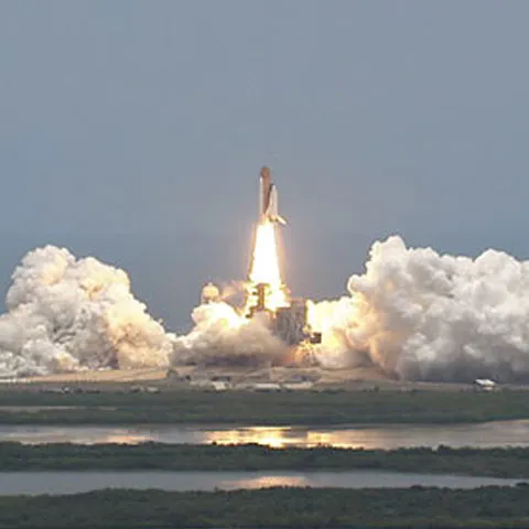 NASA a început luni o misiune riscantă pentru a prelungi viaţa telescopului spaţial Hubble. Naveta Atlantis a fost lansată cu succes