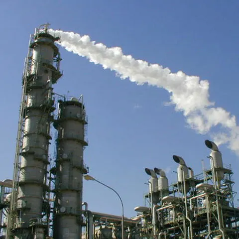 Canalizarea Rafinăriei Vega Ploieşti a refulat din cauza ploii, poluând zona cu produse petroliere