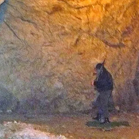 Un grup de neonazişti mascaţi au tras în supravieţuitorii unui lagăr de concentrare