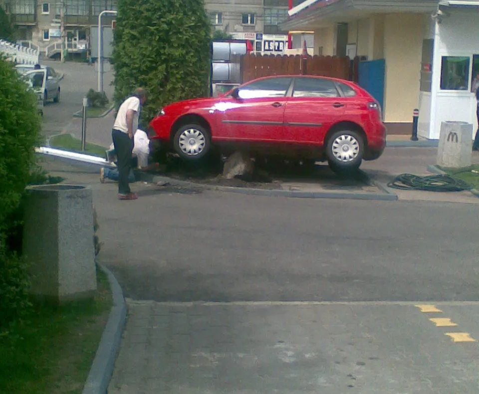 Accident - o maşină a rămas suspendată