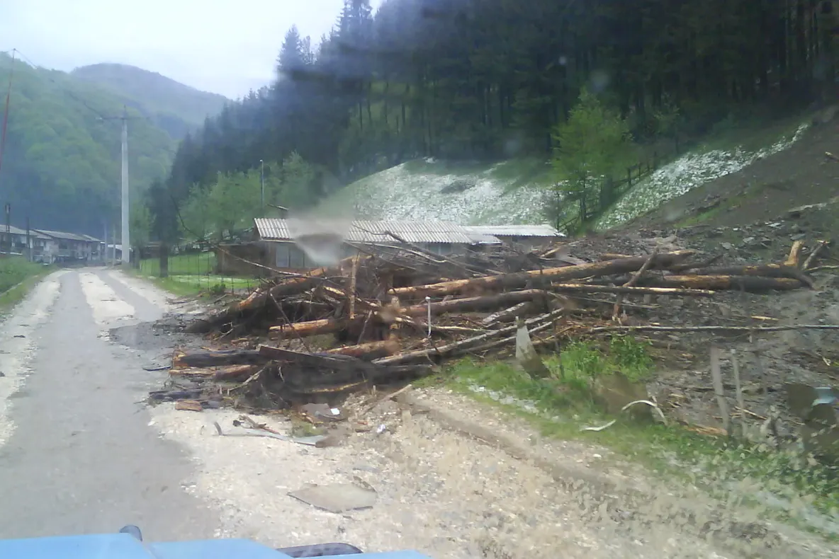 Inundaţiile, un dezastru pentru locuitorii comunei Rucăr din Argeş