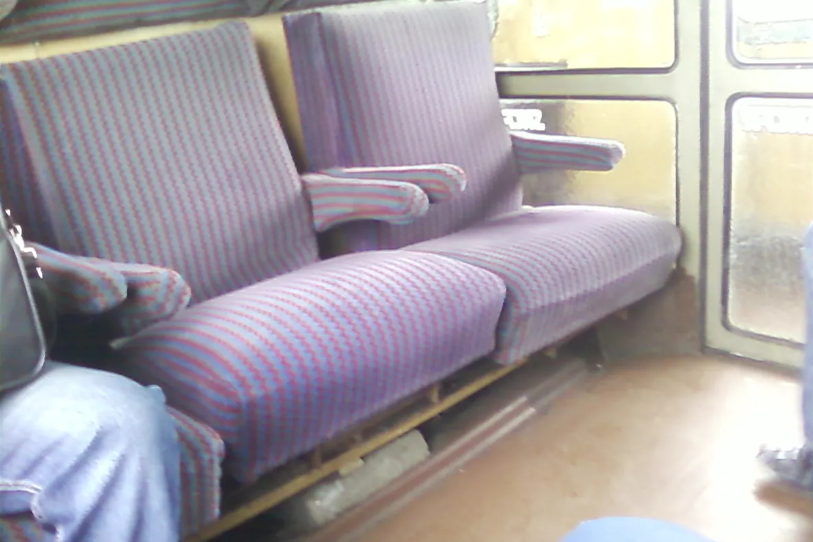 O piatră sprijină un scaun, în trenurile CFR-ului