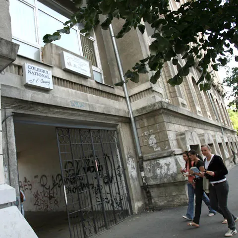Elevii care nu au primit în lunile martie şi aprilie bursa "Bani de liceu" primesc banii retroactiv