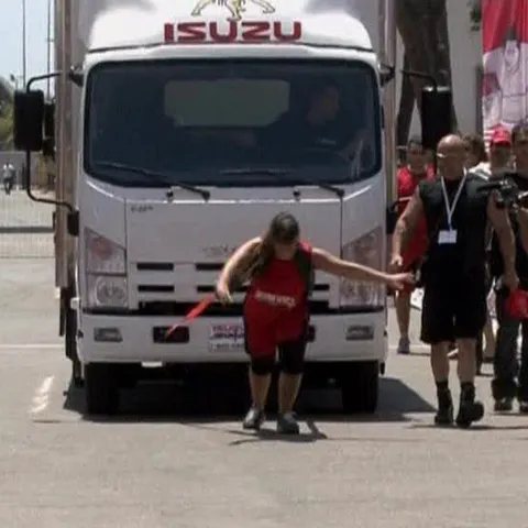Trei femei din Israel au concurat într-o cursă de tras camioane 