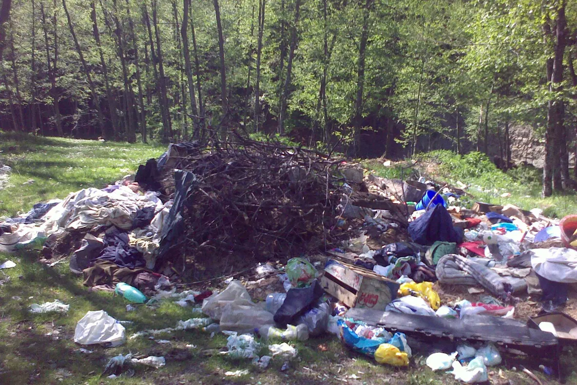 Munţi de gunoaie, baraj Siriu din judeţul Buzău
