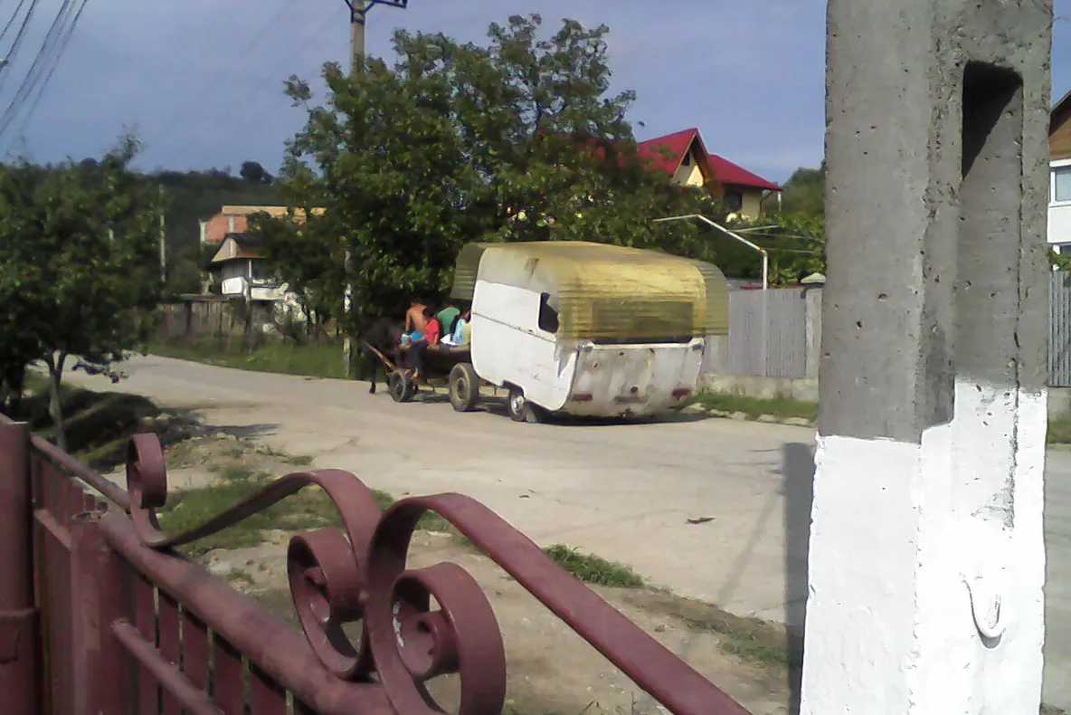 La plimbare cu rulota trasă de căruţă