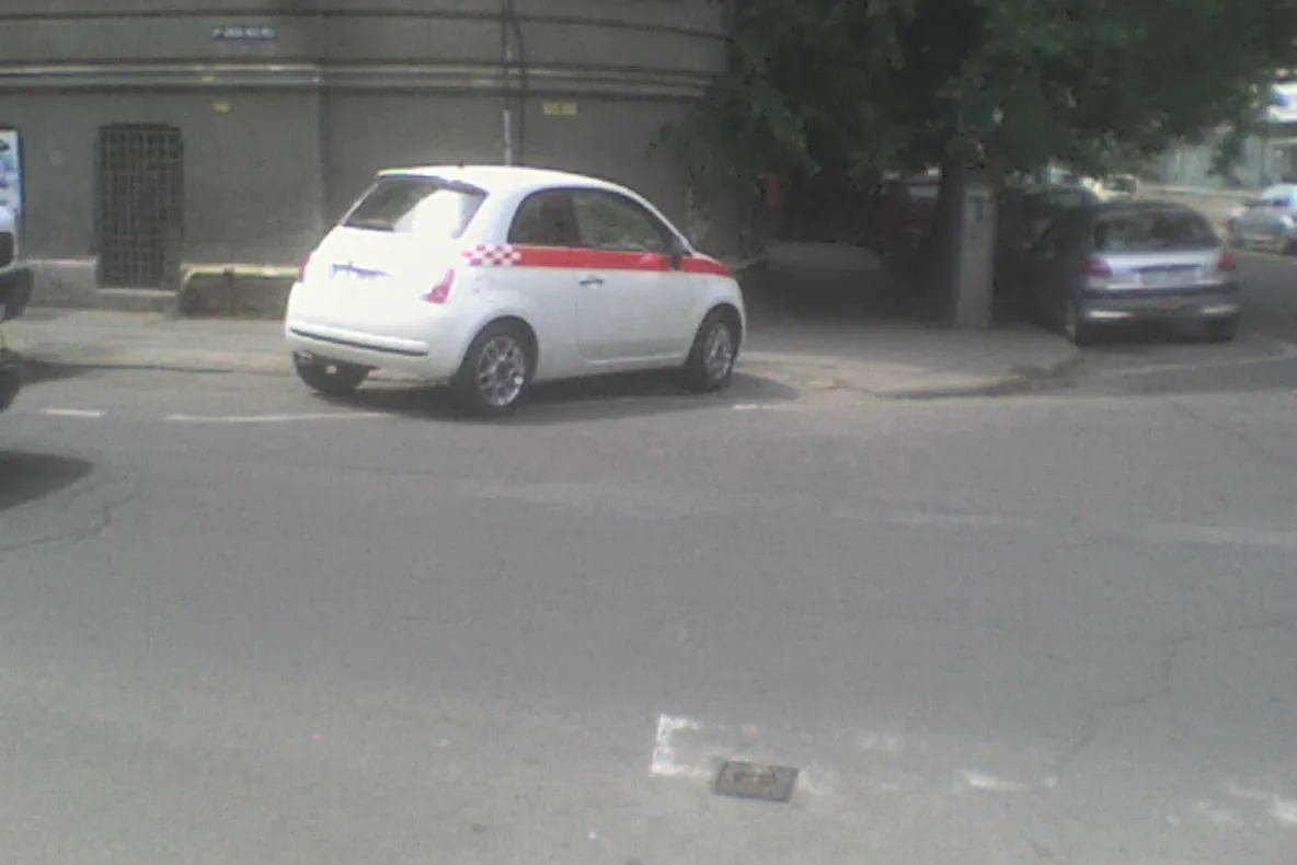 Maşini staţionate pe trecerea de pietoni, în Arad
