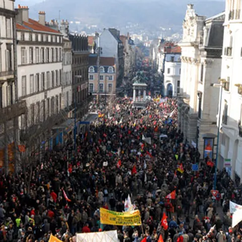 Cel puţin 40.000 de persoane au participat la \"europrotestul\" de la Bruxelles faţă de criză