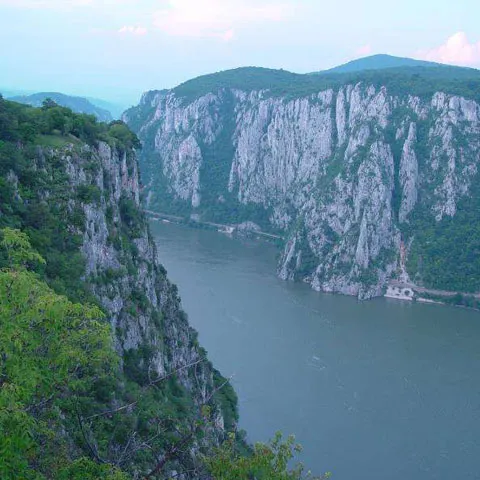 Circulaţia pe Clisura Dunării este blocată din cauza unor alunecări de teren