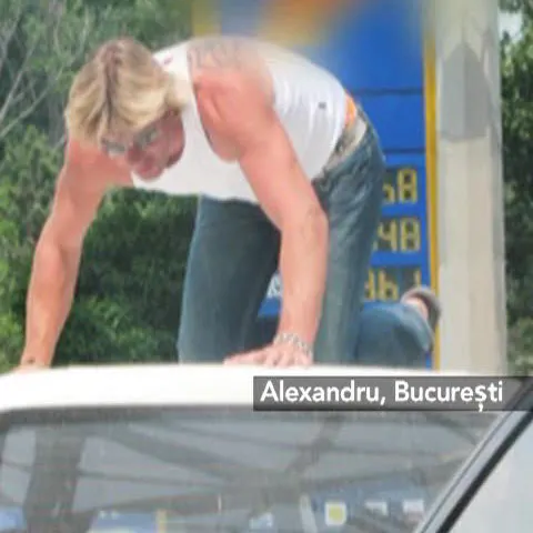 Un şofer s-a urcat pe capota maşinii sale în timp ce se afla în trafic