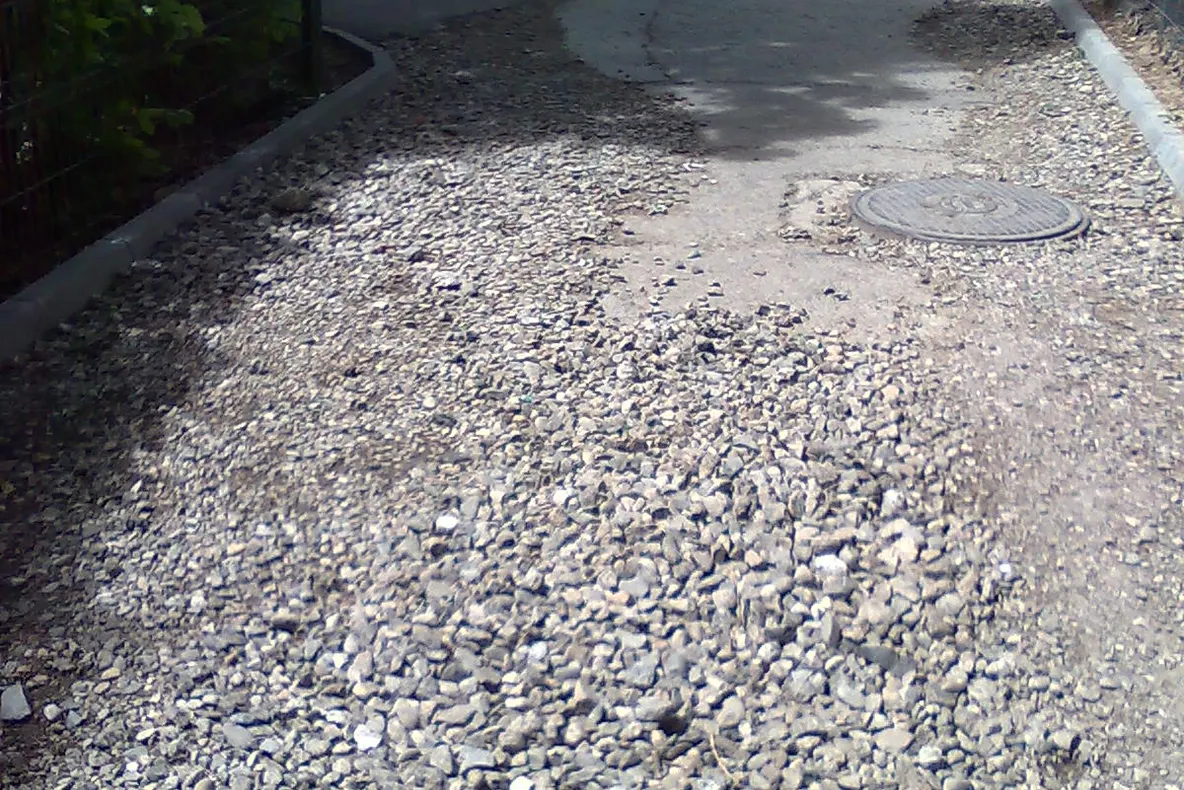 După efecturarea lucrărilor de reabilitare, asfaltul nu mai arată la fel