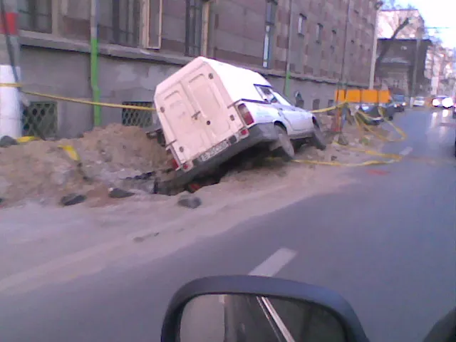 O lucrare pe partea carosabilă a dus la un accident