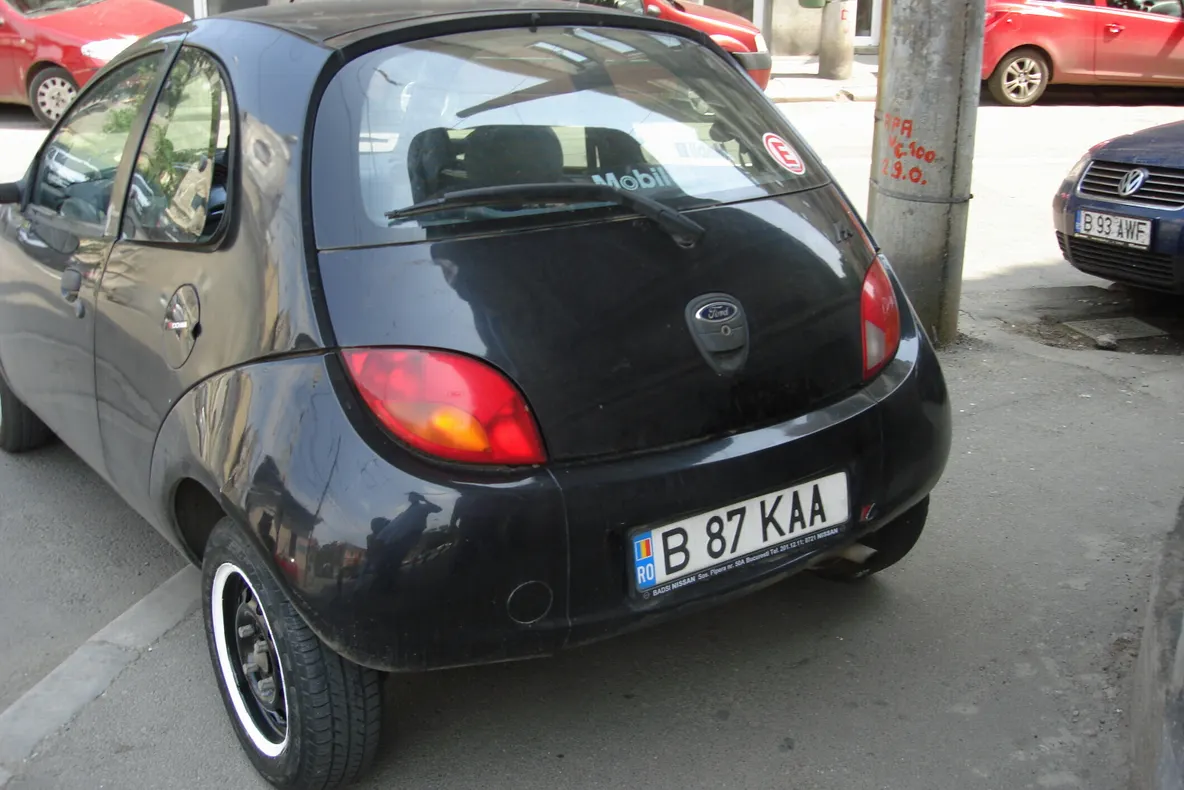 Pietonii se plâng de maşinile parcate pe trotuar