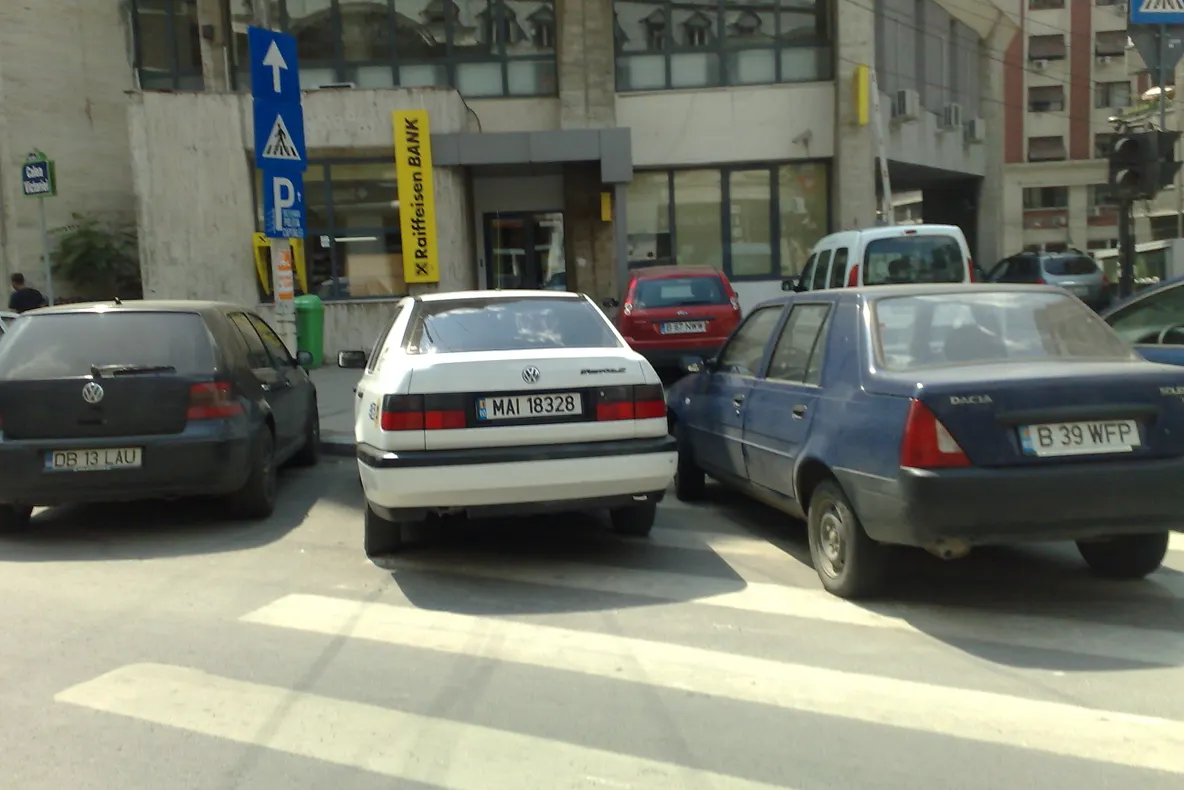Maşin poliţiei parcată pe trecerea de pietoni