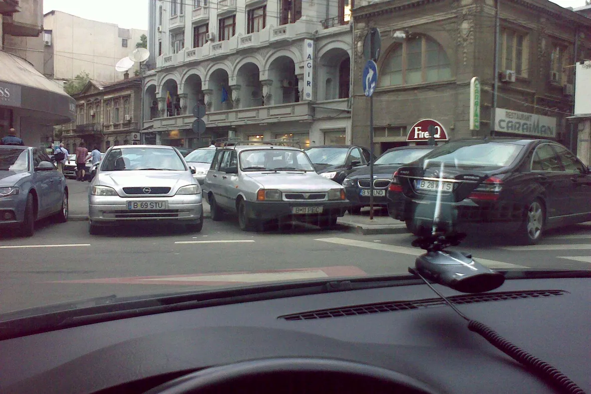 Capitala în lipsă de parcări, şoferii nu mai ţin cont de regulile de circulaţie