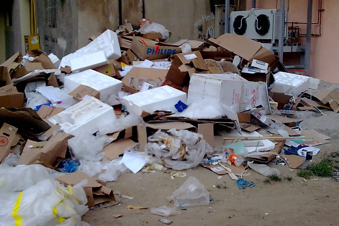 Magazin la parterul unui bloc, locatarii se plâng de gunoaiele lăsate în stradă