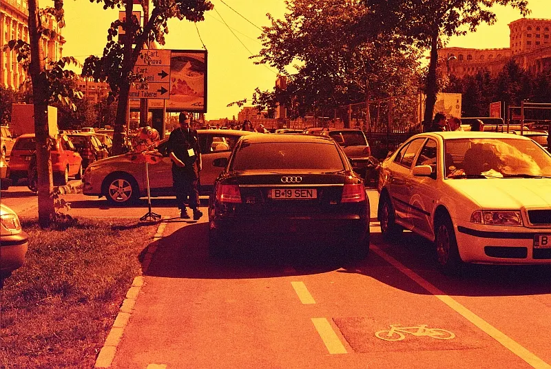 Maşina unui senator parcată pe pista de biciclete