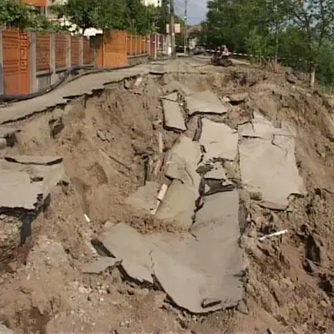 200 de gospodării din Blaj au rămas fără apă şi canalizare din cauza unor alunecări de teren
