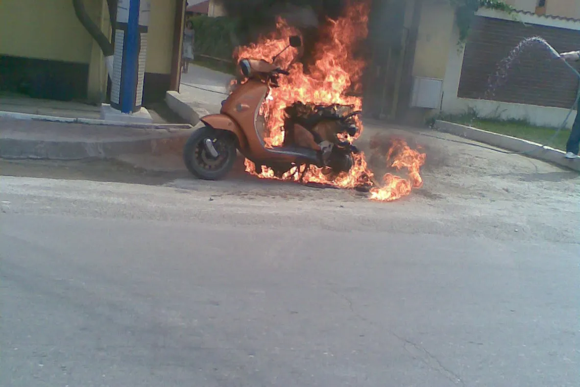 Scuter în flăcări