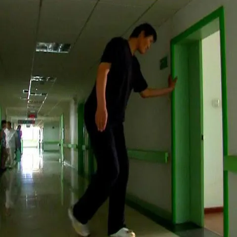 Cel mai înalt om din lume a fost operat cu succes la picior 