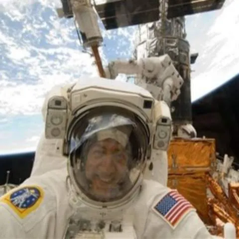 Întoarcerea navetei Atlantis a fost amânată din cauza unei furtuni