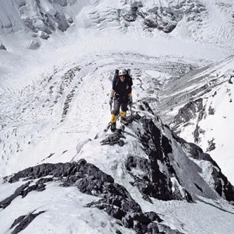 Doi alpinişti covăsneni, opriţi de viscol în drumul spre cucerirea vârfului Cho-Oyu (8201 m)