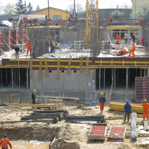 Doi muncitori din judeţul Dâmboviţa sunt grav răniţi după ce au căzut de pe o schelă