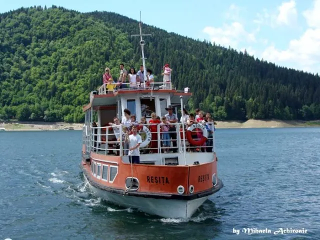 Călătorie cu vaporaşul - Bicaz, lacul Izvorul Muntelui