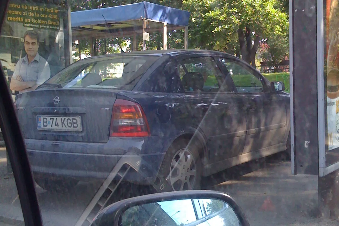 Maşina parcată în staţie