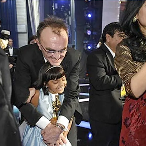 Regizorul peliculei "Slumdog Millionaire" dăruieşte un apartament copilului care a jucat în film