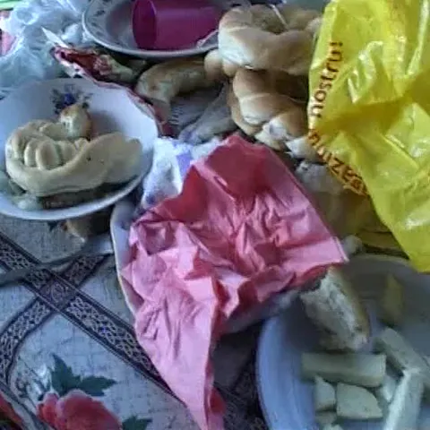 Şase copii dintr-o familie din Vaslui au fost luaţi de Protecţia Copilului 