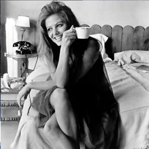 Claudia Cardinale şi-a publicat biografia în fotografii