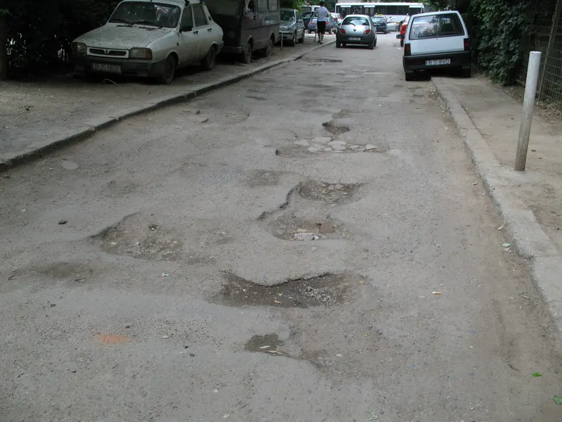 O stradă din Capitală, în realitate este mult mai rău drumul