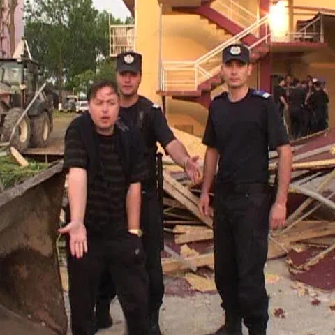 Proprietarul unei terase contruite ilegal în Mamaia a aruncat cu pietre în forţele de ordine