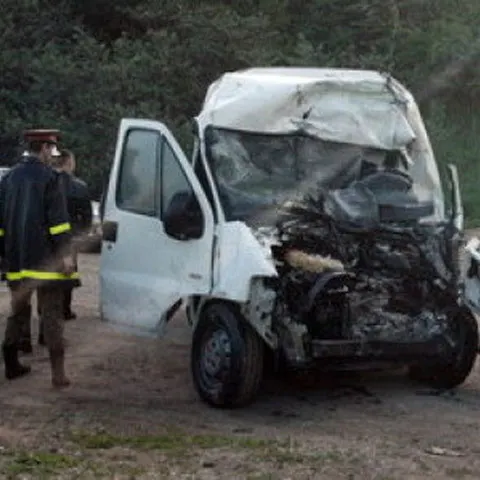 Un microbuz în care se aflau zece copii a intrat într-o casă 