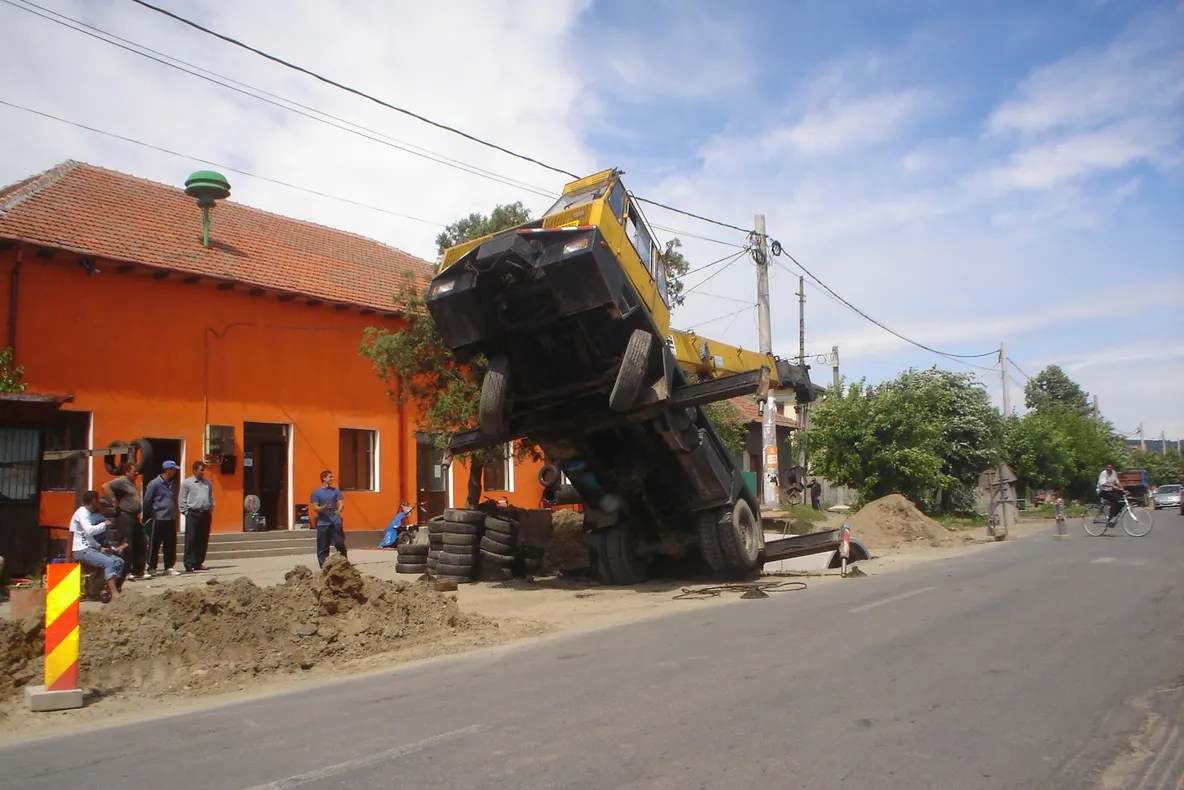 Macara în groapă la Strehaia