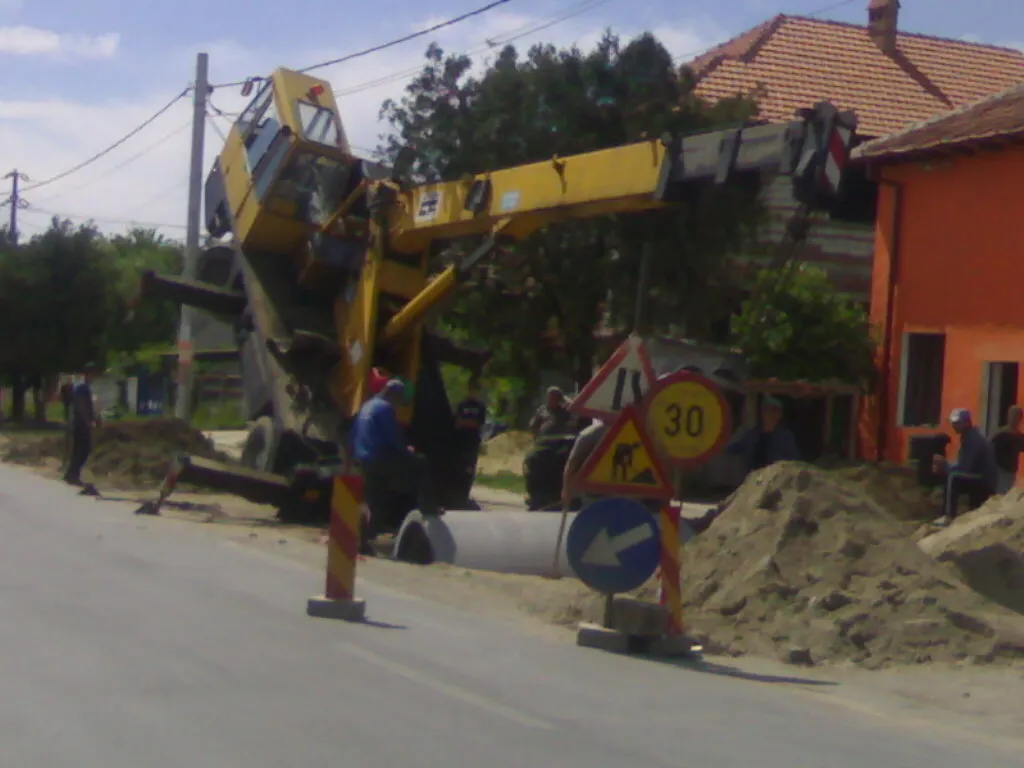 O macara s-a răsturnat