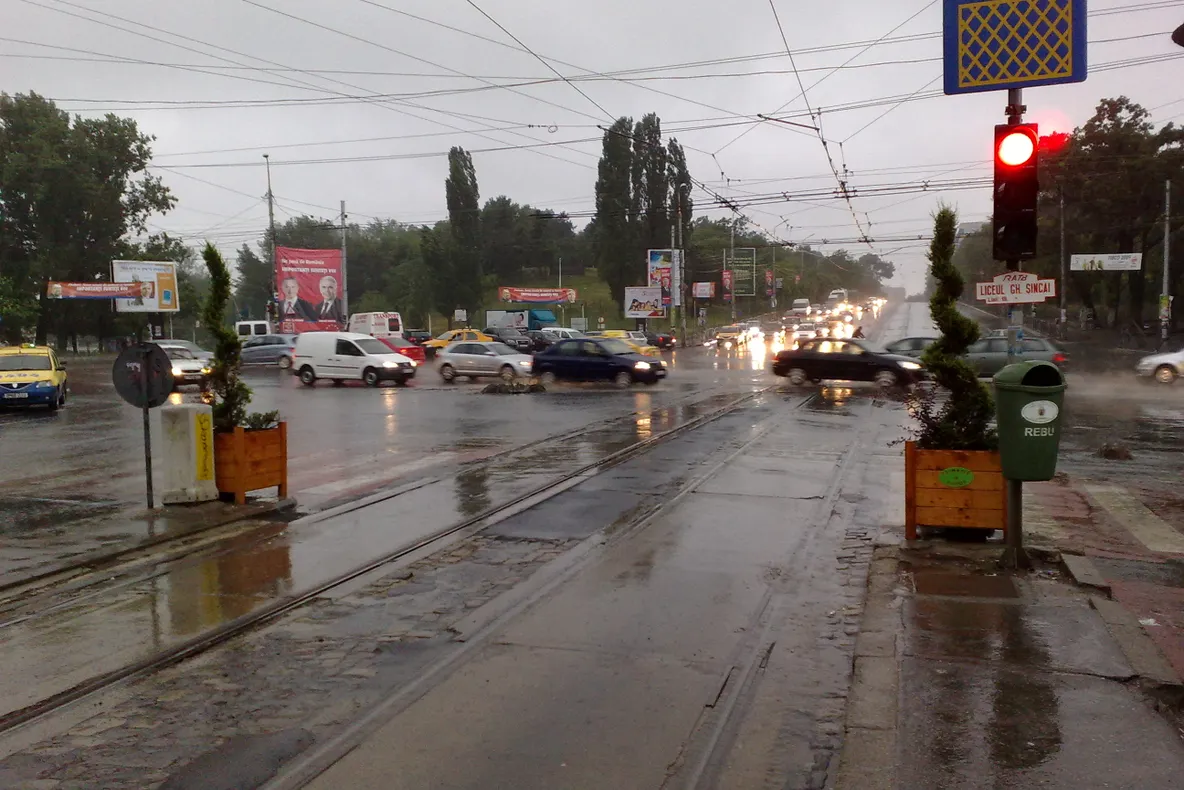 O scurta ploaie a determinat refularea canalelor de la Tineretului
