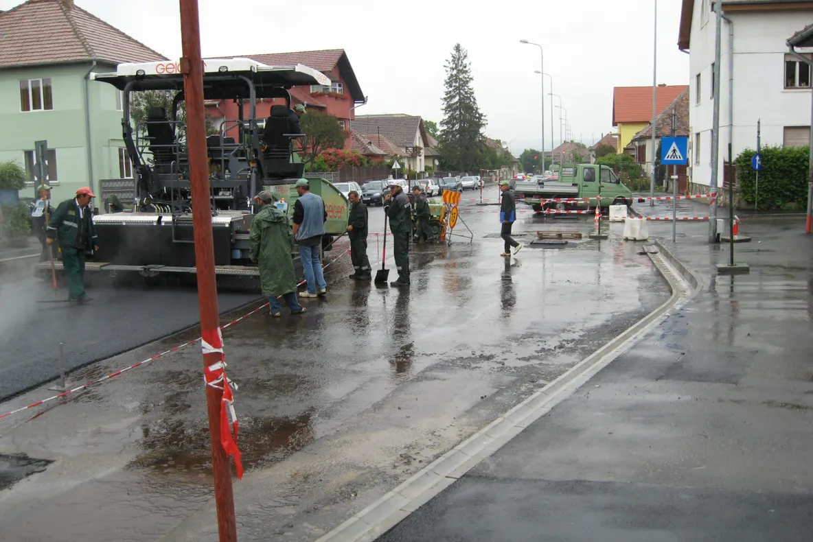 Stradă asfaltată pe ploaie la Sibiu